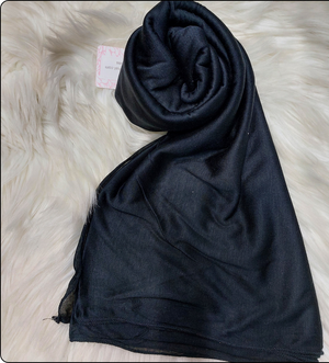 Kleenex Scarf 501 Kuwait lady