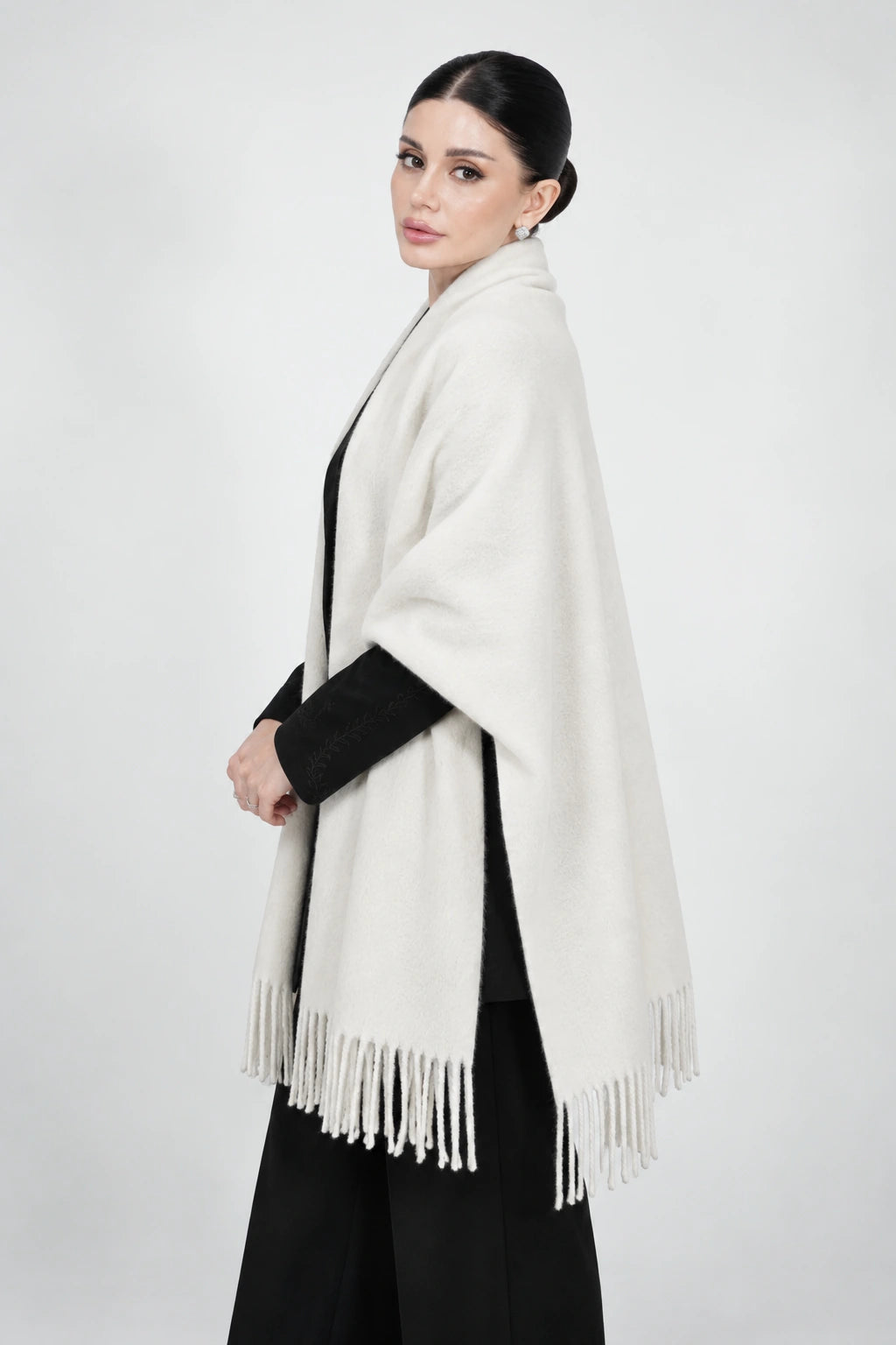 Original Wool Shawl – White – side without glasses