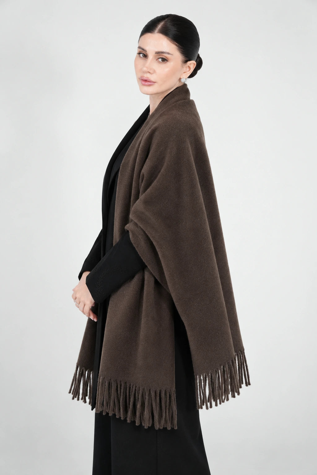Original Wool Shawl – Dark Brown – side without glasses